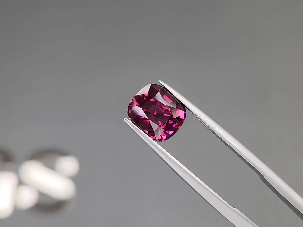 Cushion cut rhodolite garnet 3.23 garats, Tanzania Image №3