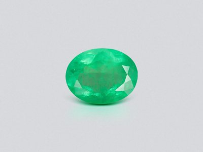 Huge Intense green emerald in oval cut 48.33 carats, Colombia photo