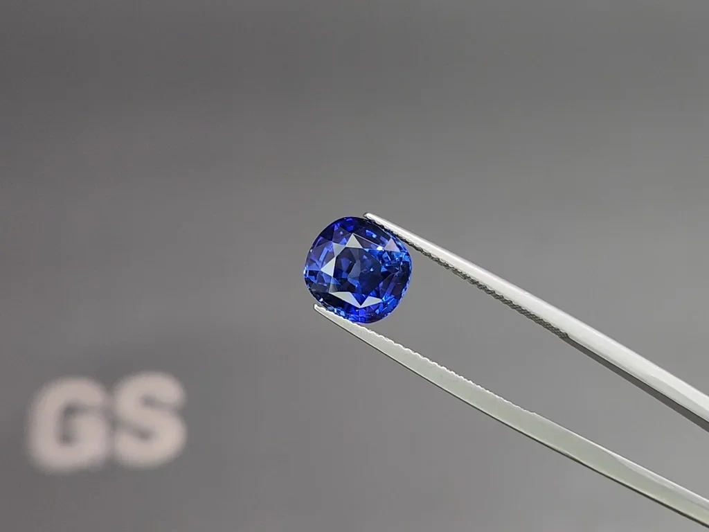 Royal Blue sapphire in cushion cut 4.18 carats, Sri Lanka  Image №3