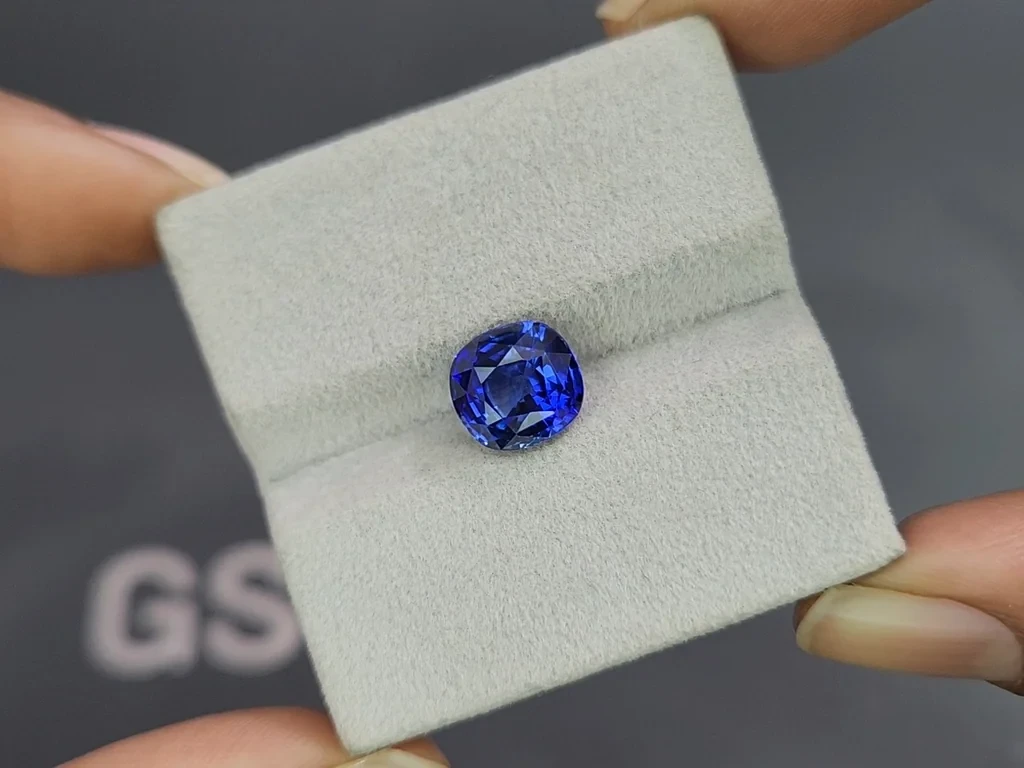 Royal Blue sapphire in cushion cut 4.18 carats, Sri Lanka  Image №4