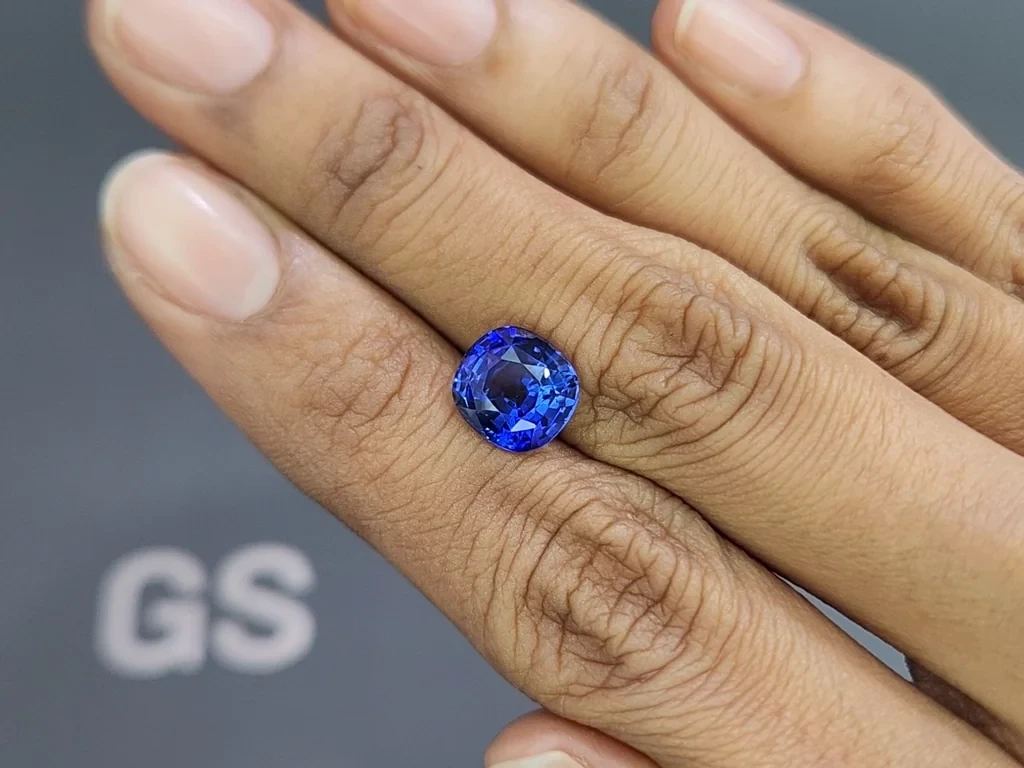 Royal Blue sapphire in cushion cut 4.18 carats, Sri Lanka  Image №2