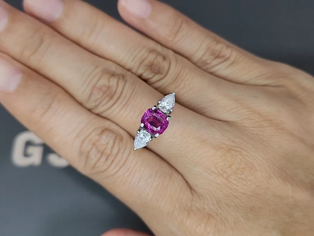 Unheated sapphire Vivid Pink cushion cut 2.02 carats, Sri Lanka   Image №5