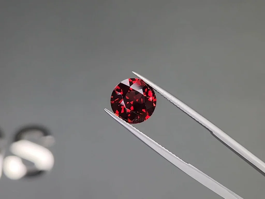 Red-orange rhodolite garnet in round cut 3.84 carats, Tanzania Image №3