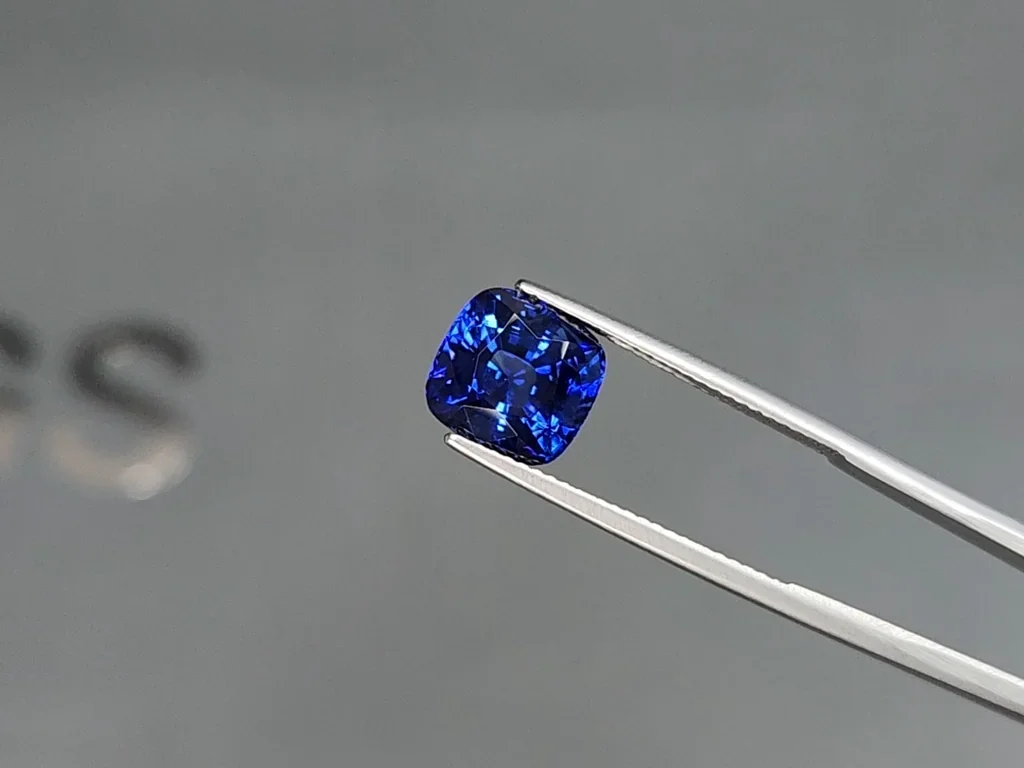 Sapphire Royal Blue cushion cut  5.01 carats, Sri Lanka  Image №3