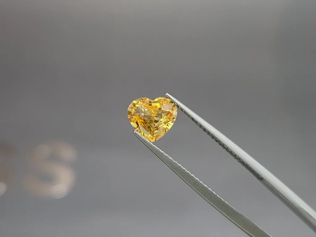 Sapphire Vivid Yellow heart shape 1.53 carats, Sri Lanka Image №3