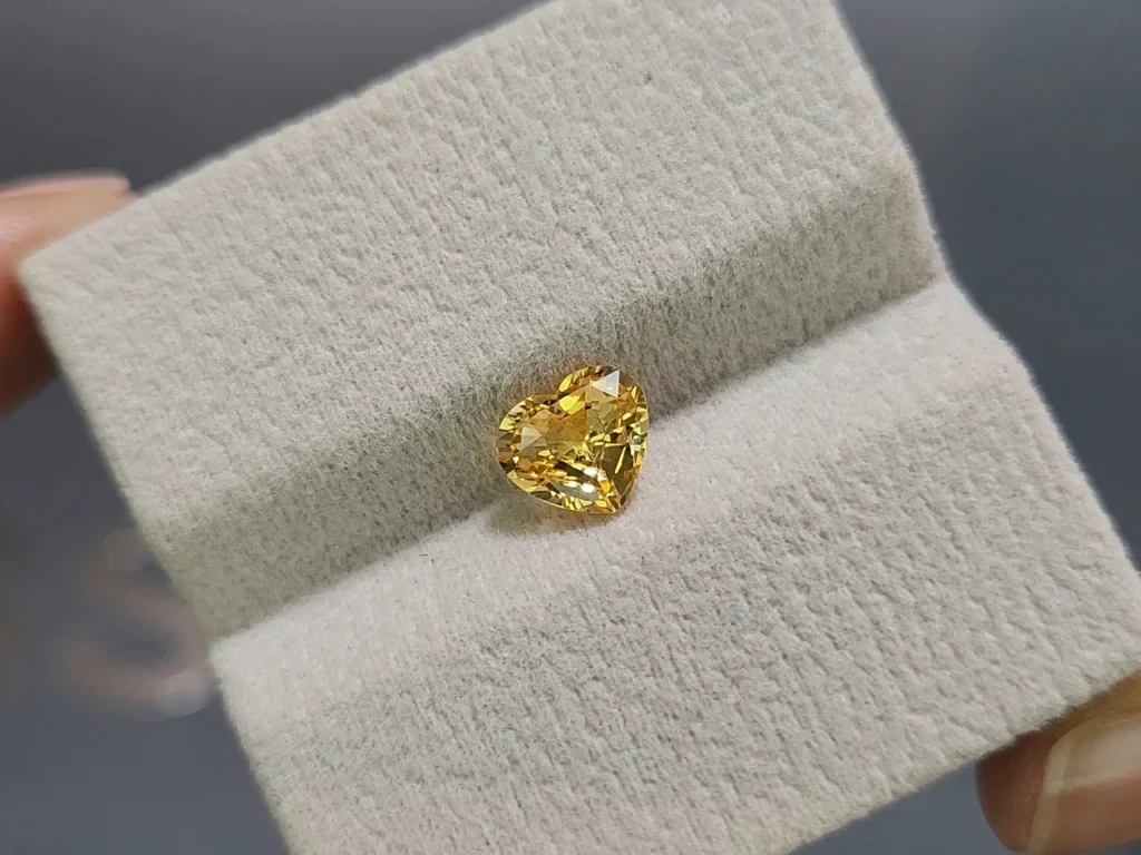 Sapphire Vivid Yellow heart shape 1.53 carats, Sri Lanka Image №4
