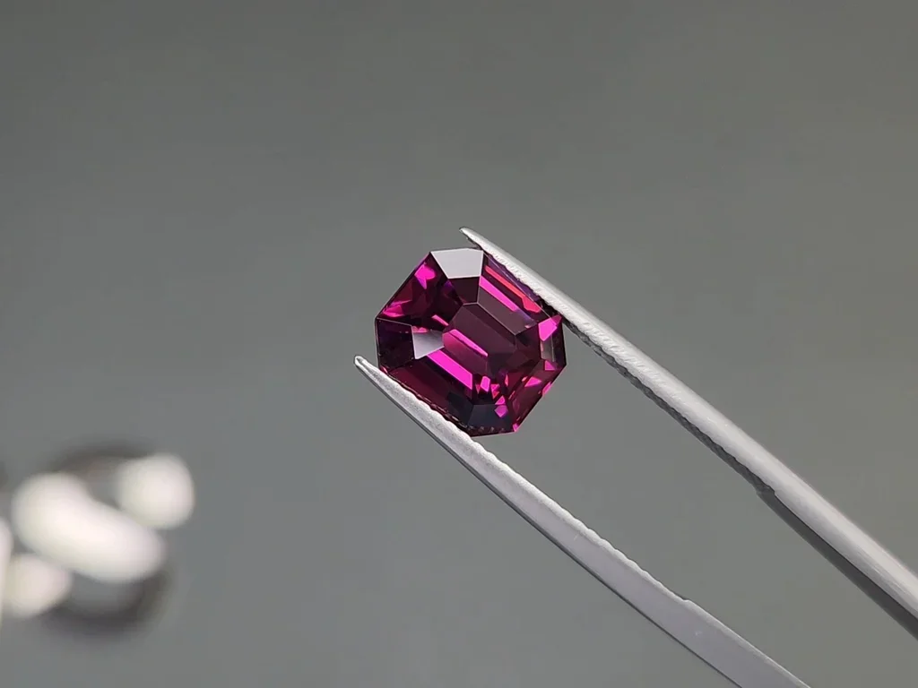 Octagon cut rhodolite garnet 4.09 carats, Tanzania Image №3