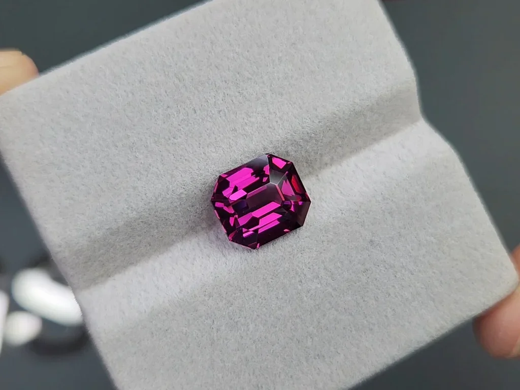 Octagon cut rhodolite garnet 4.09 carats, Tanzania Image №4