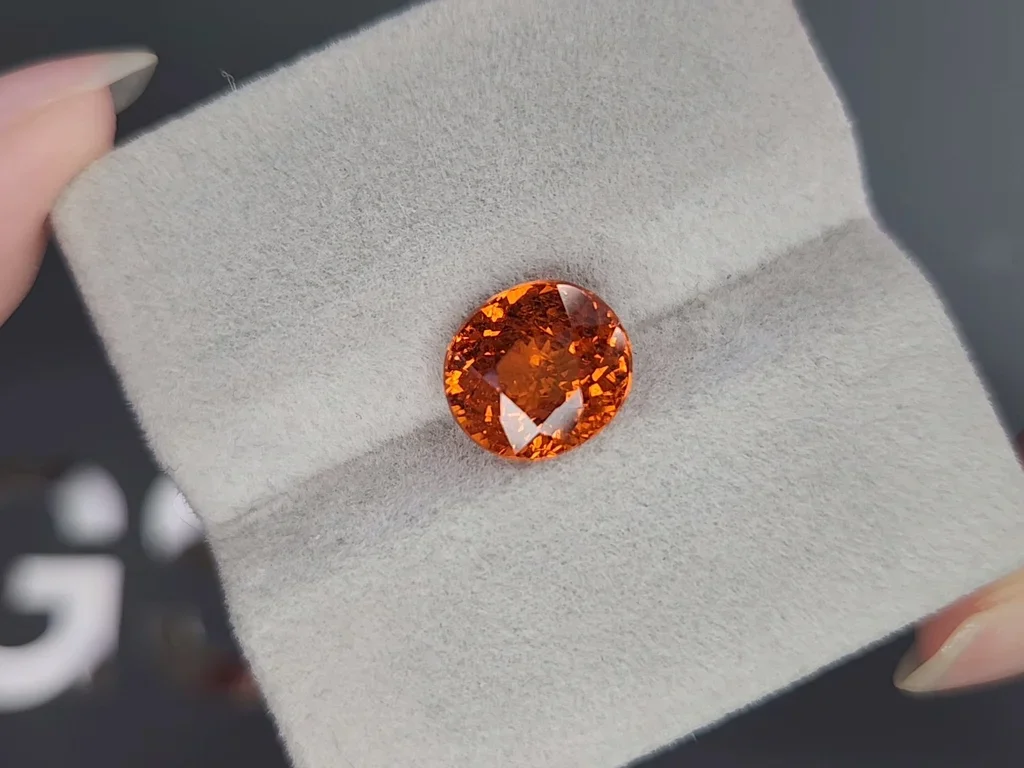 Spessartine garnet in oval cut 5.02 carats, Africa Image №4
