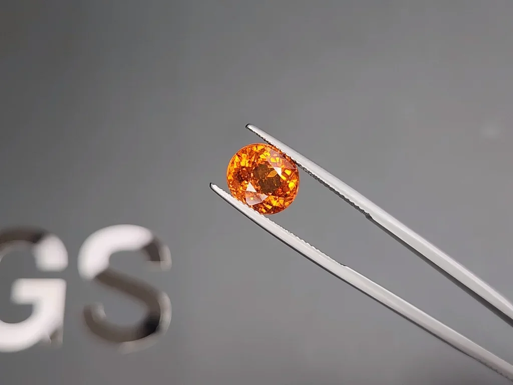 Spessartine garnet in oval cut 5.02 carats, Africa Image №3
