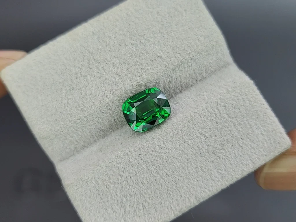 Garnet tsavorite cushion cut 3.01 carats, Africa Image №4