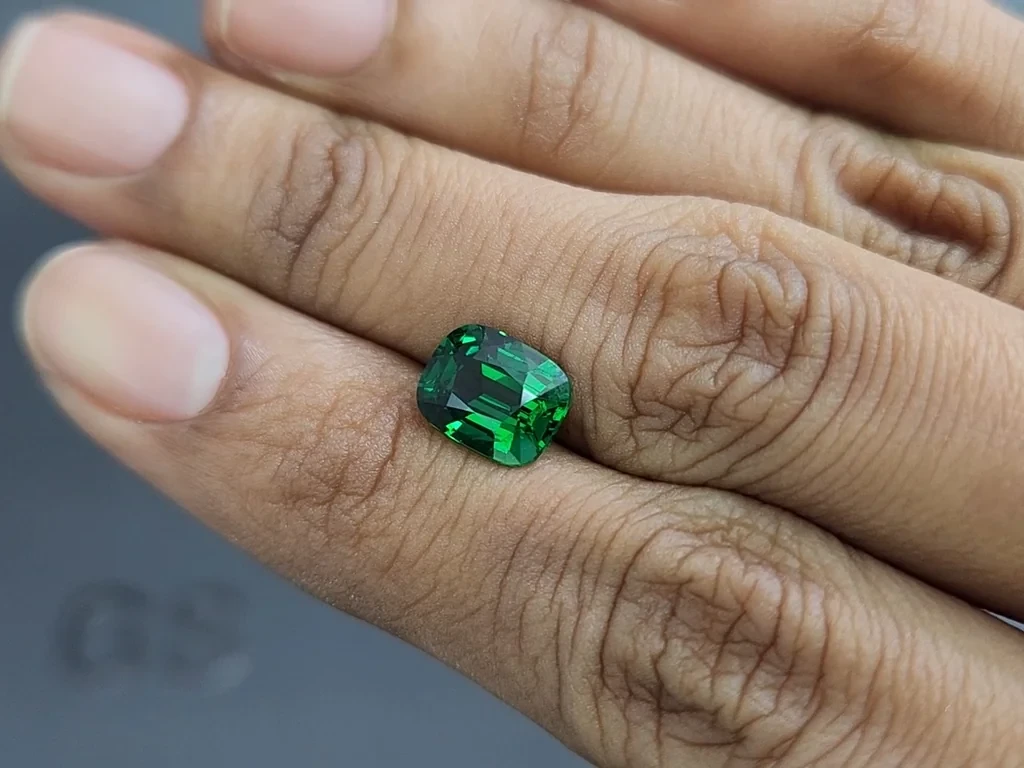 Garnet tsavorite cushion cut 3.01 carats, Africa Image №2