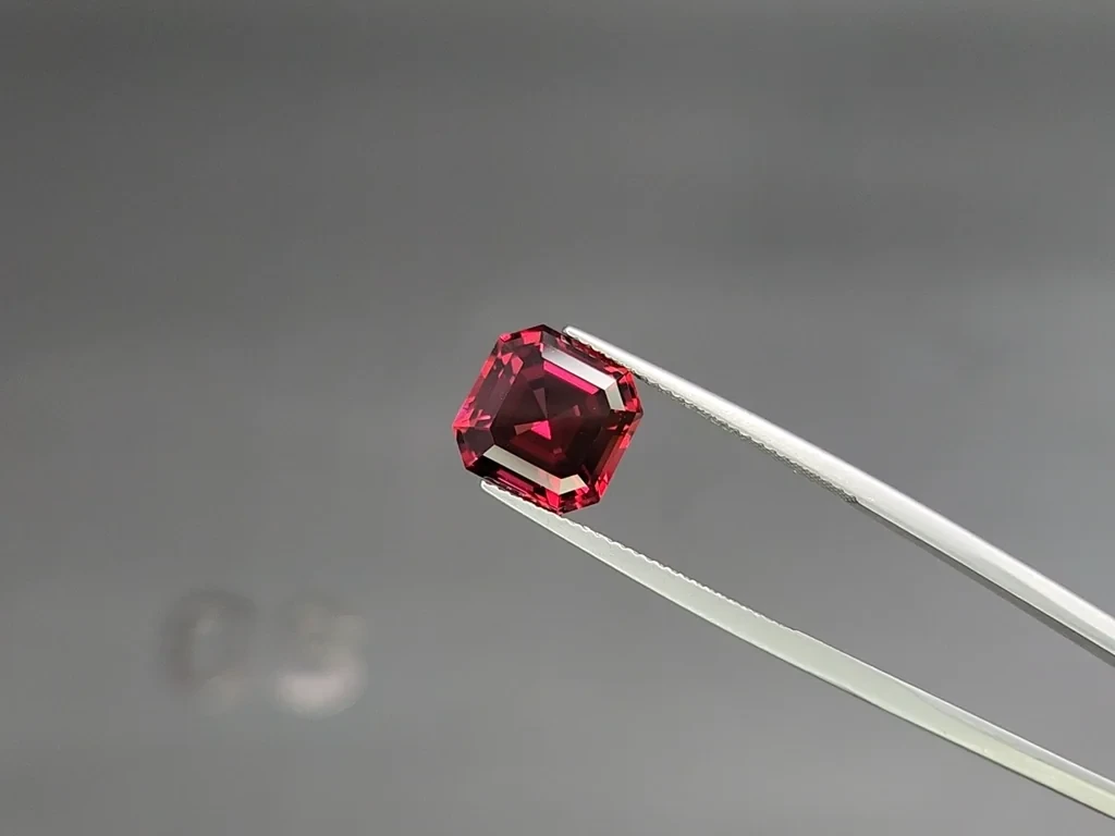 Rhodolite garnet radiant cut 5.79 carats, Madagascar Image №3