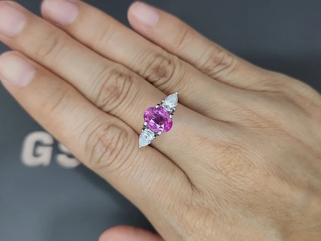 Sapphire Hot Pink oval cut 1.98 carats, Sri Lanka Image №5