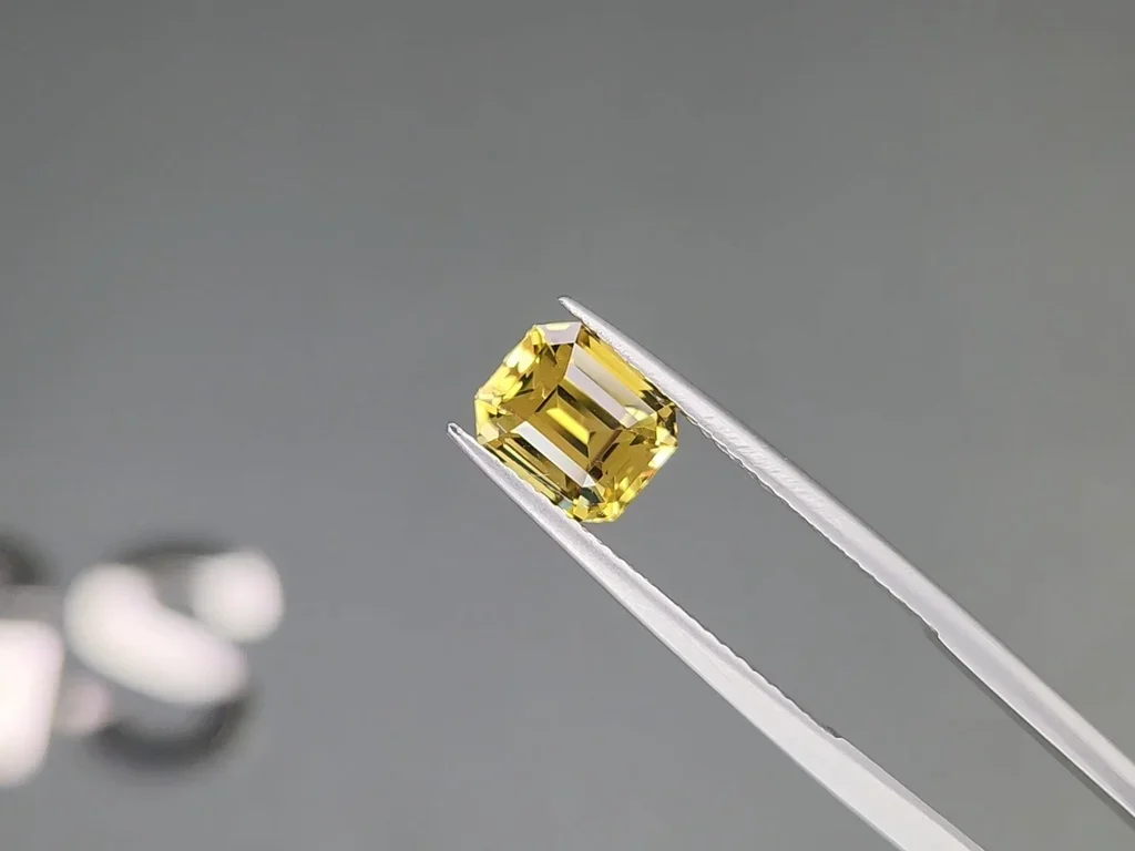 Vivid yellow chrysoberyl in octagon cut 2.56 carats, Sri Lanka Image №3