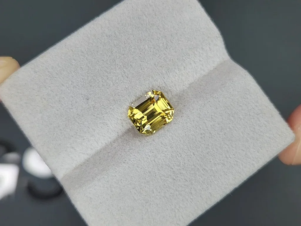 Vivid yellow chrysoberyl in octagon cut 2.56 carats, Sri Lanka Image №4
