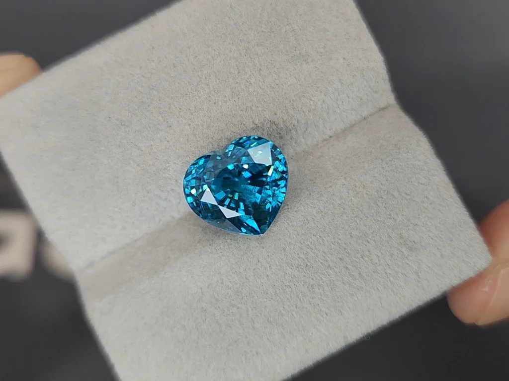 Blue zircon in heart shape 10.00 carats, Cambodia  Image №4