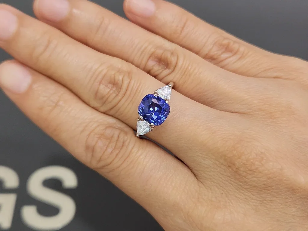 Unheated blue sapphire with color changing effect cushion cut, 4.09 carats, Sri Lanka Image №7
