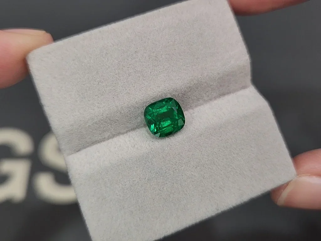 Emerald Vivid Green cushion cut 1.84 carats, Pakistan Image №4