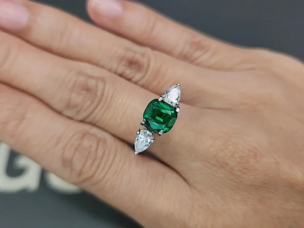 Emerald Vivid Green cushion cut 1.84 carats, Pakistan Image №5