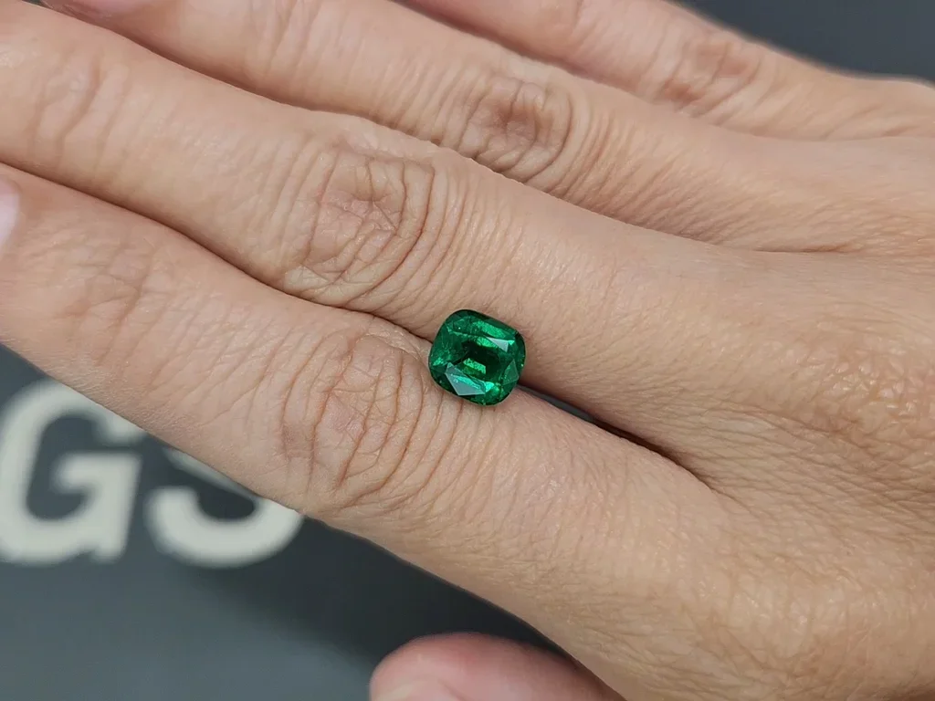 Emerald Vivid Green cushion cut 1.84 carats, Pakistan Image №2