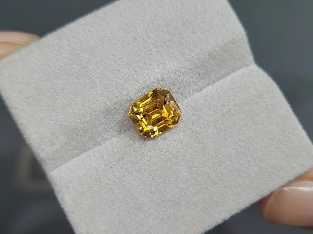 Yellow chrysoberyl octagon cut 3.08 carats, Sri Lanka Image №4