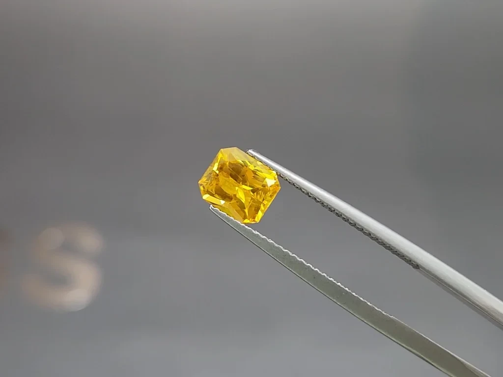 Sapphire Vivid Yellow radiant cut 1.64 carats, Sri Lanka Image №3