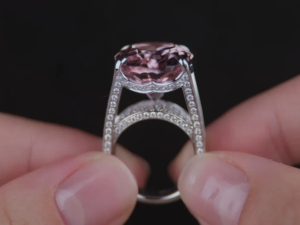 Ring with 20.06-carat morganite and diamonds in 900 platinum Image №3