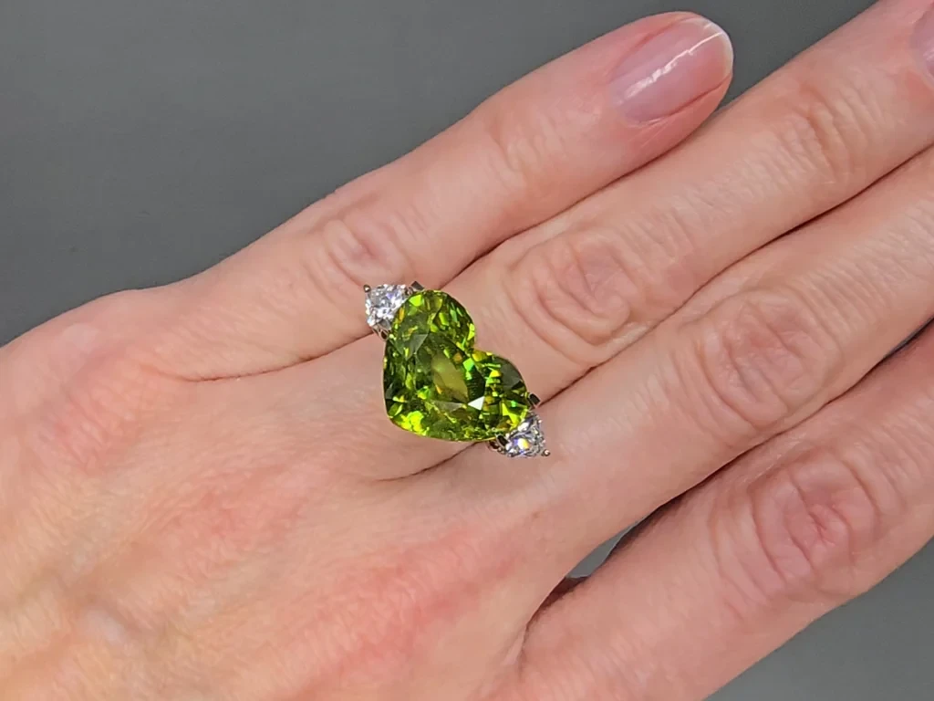 Green sphene heart shape 13.99 carats, Madagascar Image №5