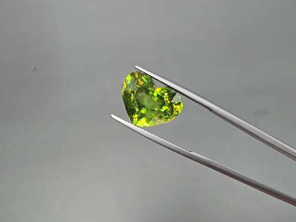 Green sphene heart shape 13.99 carats, Madagascar Image №3