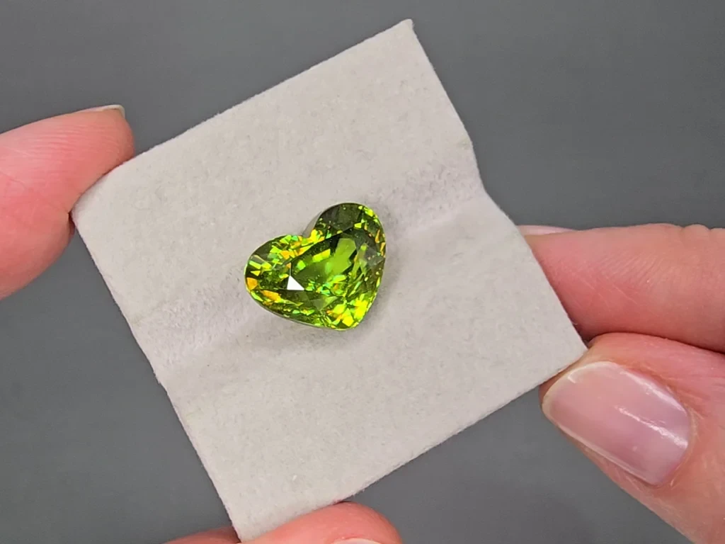 Green sphene heart shape 13.99 carats, Madagascar Image №4