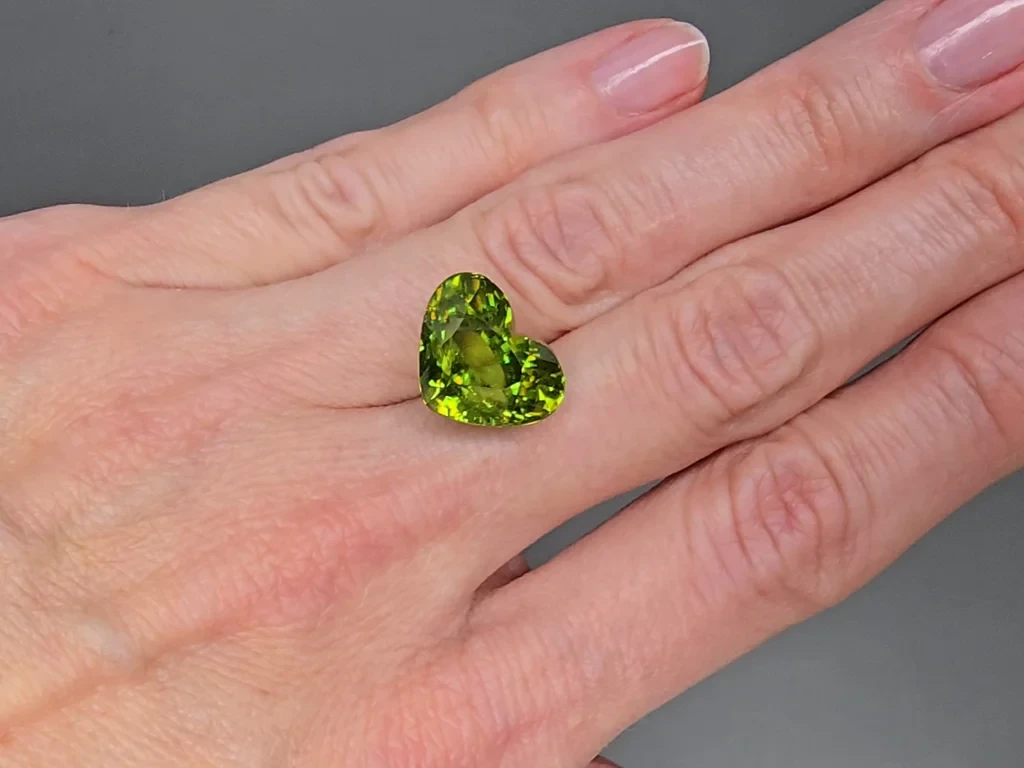 Green sphene heart shape 13.99 carats, Madagascar Image №2