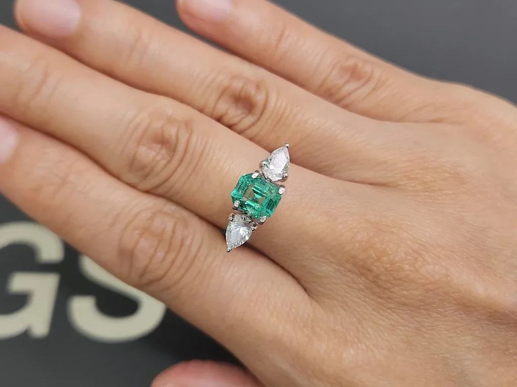 Emerald in octagon cut 1.26 carats, Colombia Image №5