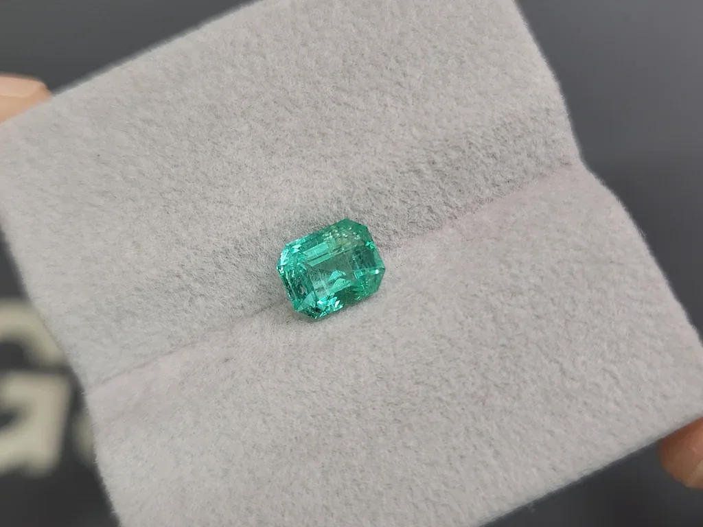 Emerald in octagon cut 1.26 carats, Colombia Image №4