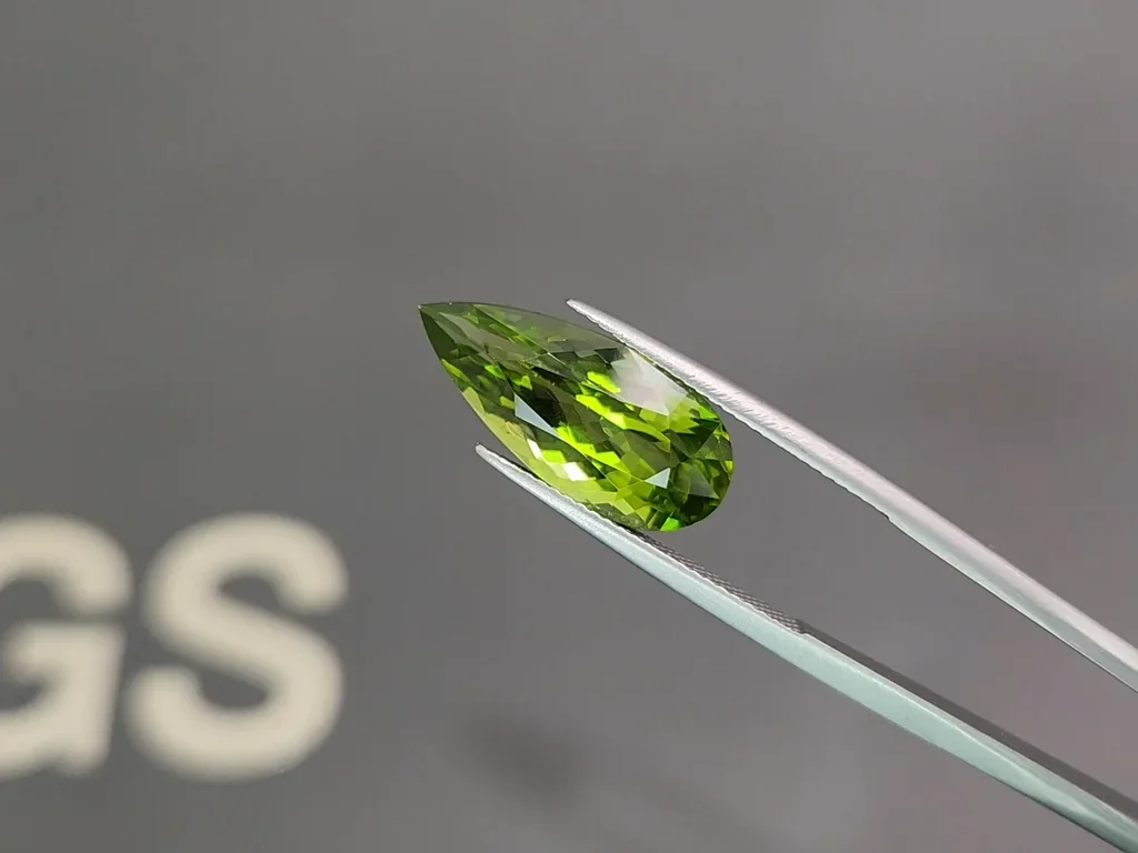 Green peridot pear cut 8.32 carats, Pakistan Image №3