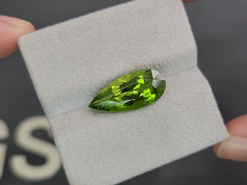 Green peridot pear cut 8.32 carats, Pakistan Image №4