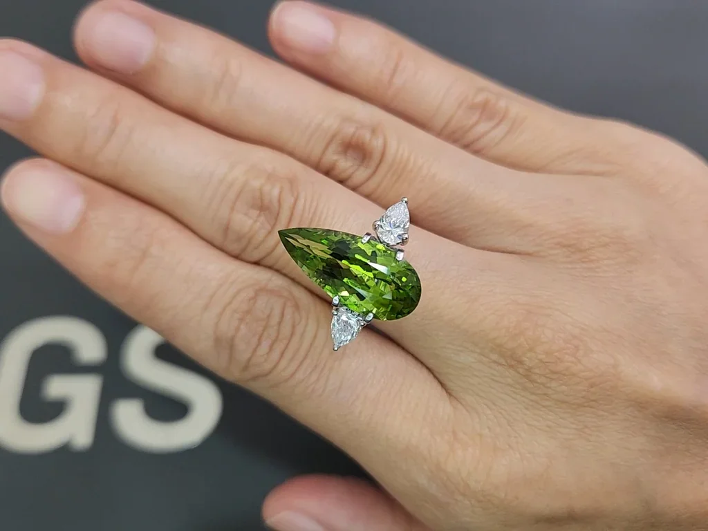 Green peridot pear cut 8.32 carats, Pakistan Image №5