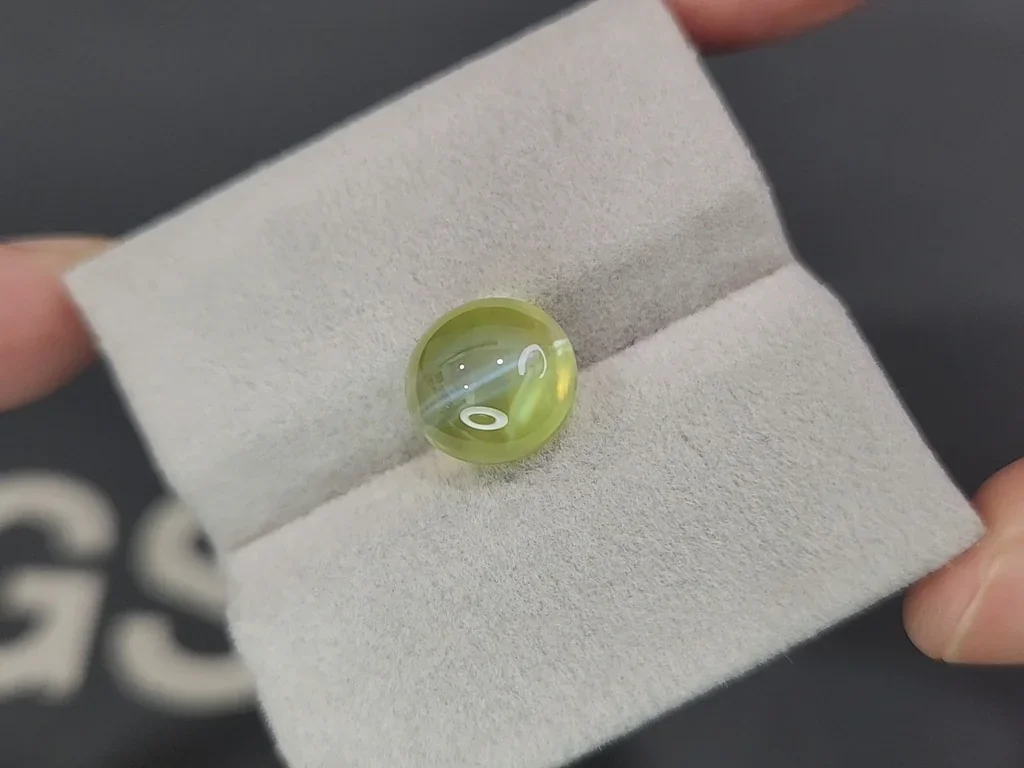Cat's eye chrysoberyl in cabochon cut 8.59 carats, Sri Lanka Image №4