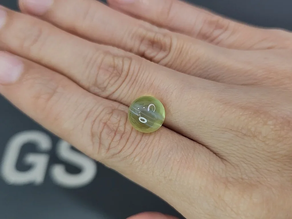 Cat's eye chrysoberyl in cabochon cut 8.59 carats, Sri Lanka Image №2