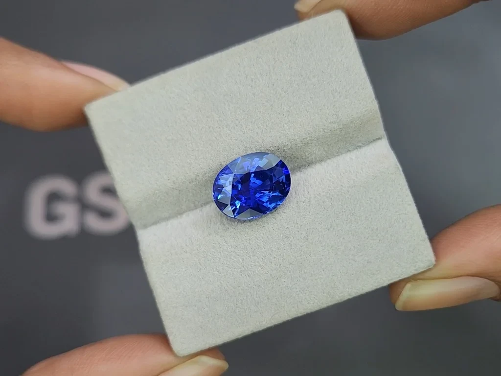 Royal Blue sapphire in oval cut 5.72 carats, Sri Lanka  Image №4