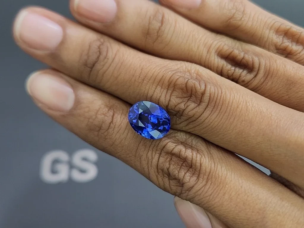 Royal Blue sapphire in oval cut 5.72 carats, Sri Lanka  Image №2