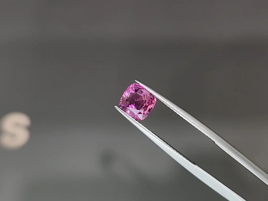 Unheated pink sapphire cushion cut 2.03 carats, Sri Lanka Image №3