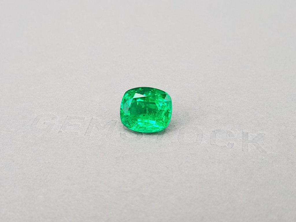 Vibrant green cushion cut no oil emerald 4.84 ct, Zambia Image №4