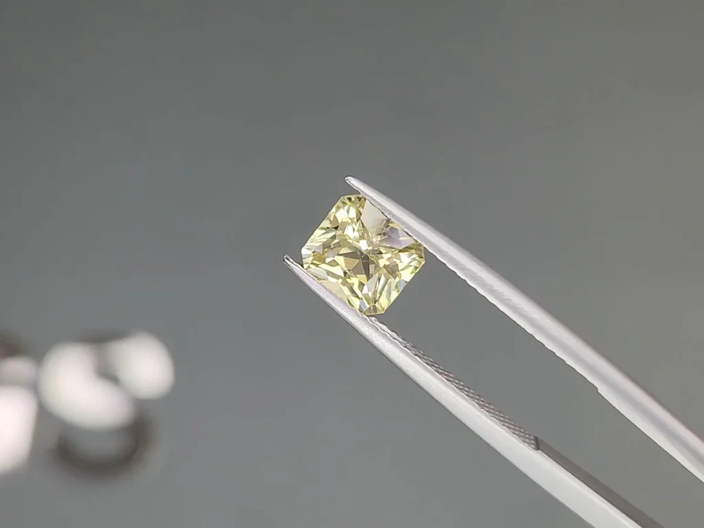 Yellow chrysoberyl in radiant cut 1.73 carats, Sri Lanka Image №3