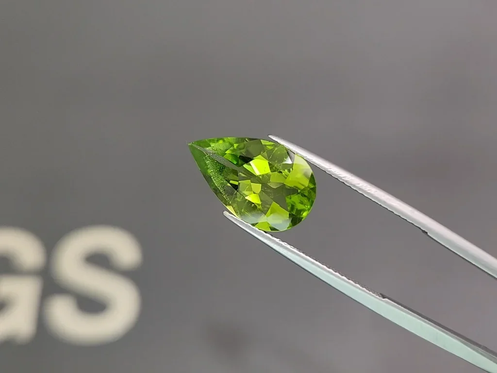 Green peridot pear cut 5.01 carats, Pakistan Image №3