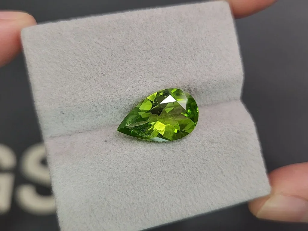Green peridot pear cut 5.01 carats, Pakistan Image №4