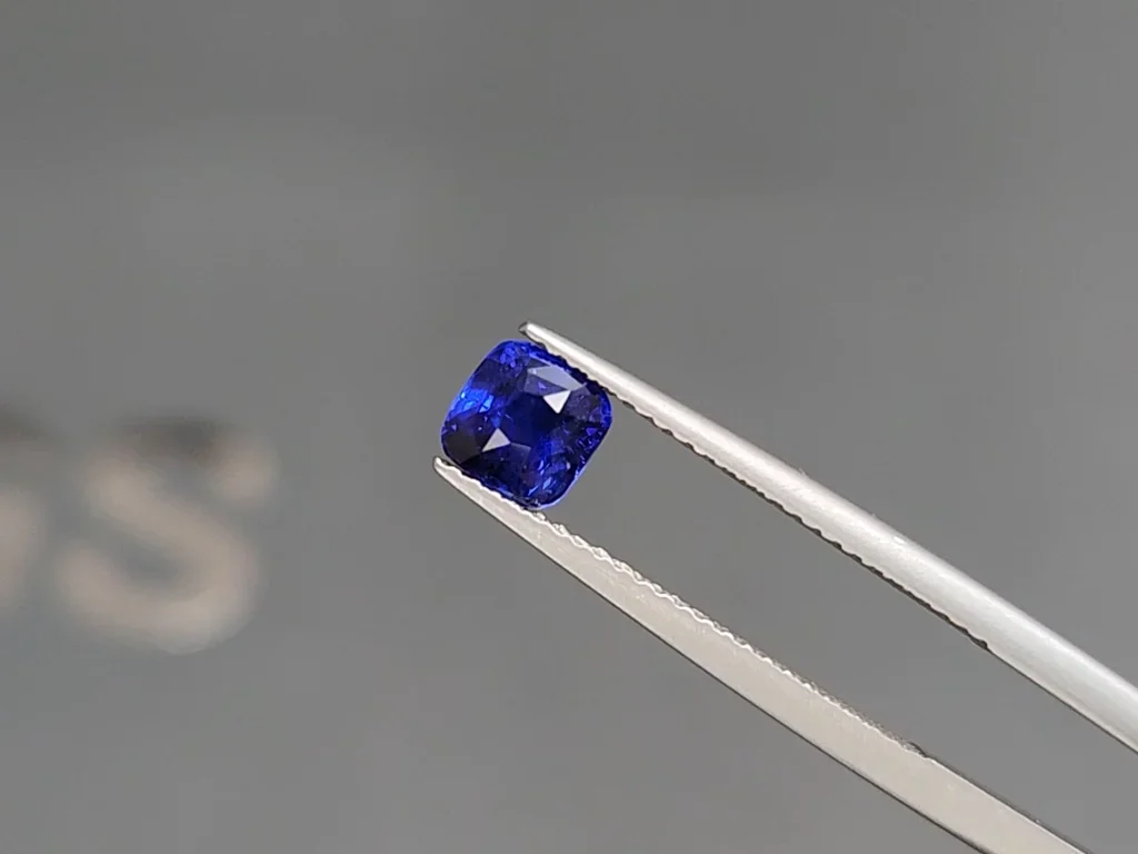 Unheated sapphire Royal blue cushion cut 1.01 carats, Sri Lanka Image №3