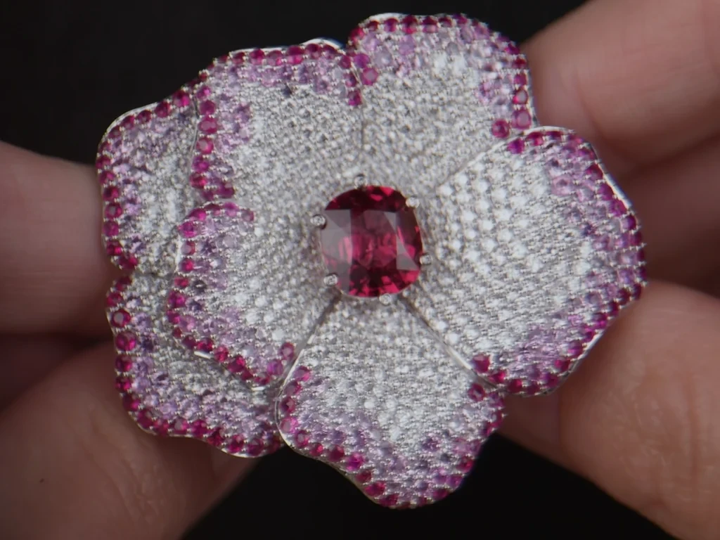 Ring with Burmese 3.43 ct red spinel, sapphires, and diamonds set in 900 platinum Image №3