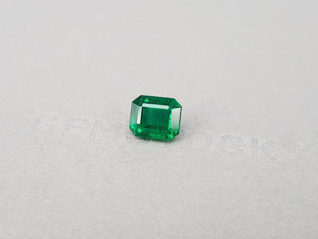 Vivid Green no oil Zambian emerald in octagon cut 4.58 ct Image №4