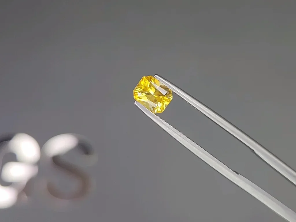 Vivid yellow sapphire 0.83 ct radiant cut, Sri Lanka Image №3